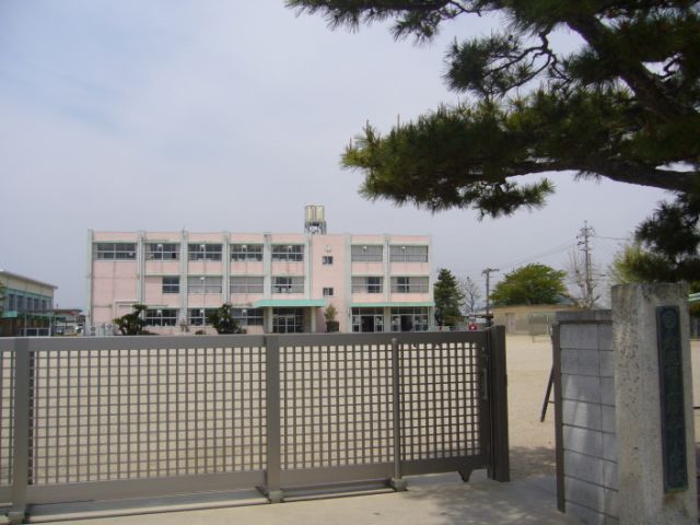 Primary school. 1000m until the Municipal Wakamatsu elementary school (elementary school)