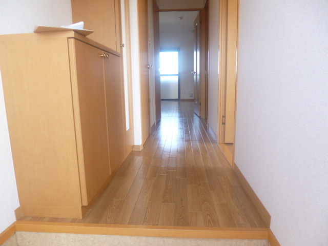 Entrance.  ※ Since the free plan is the other room photo.