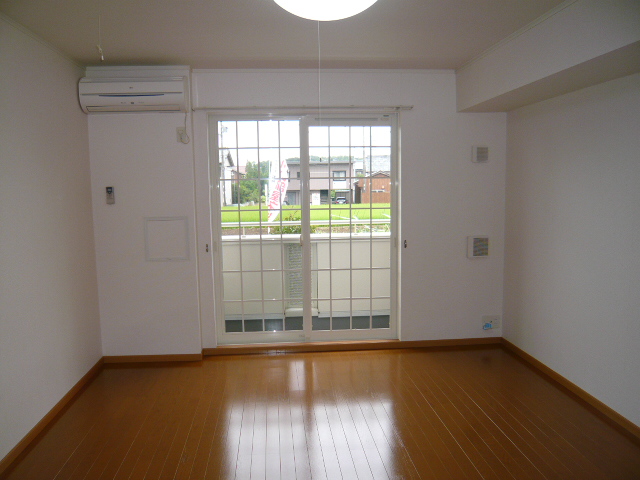 Living and room. Spacious living facing south in the sunny and spacious Western-style 8.9 Pledge ☆