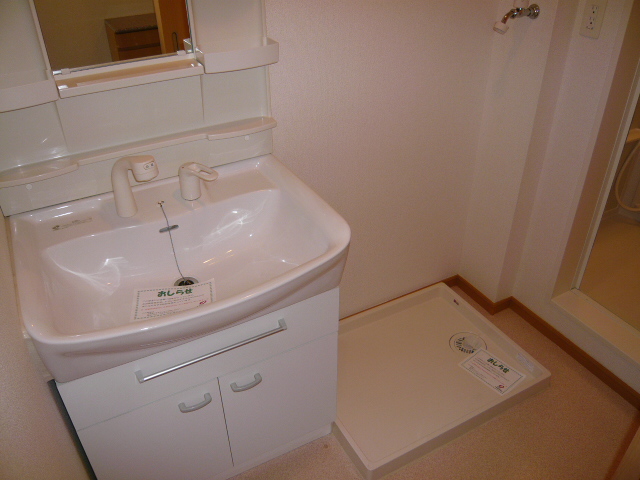 Washroom. Pat in the morning with a shampoo dresser! Please contact us