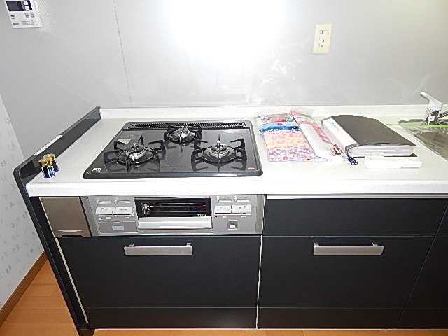 Kitchen. Deals with stove ☆