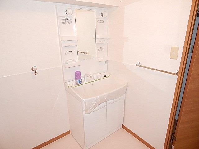 Washroom. With vanity ☆