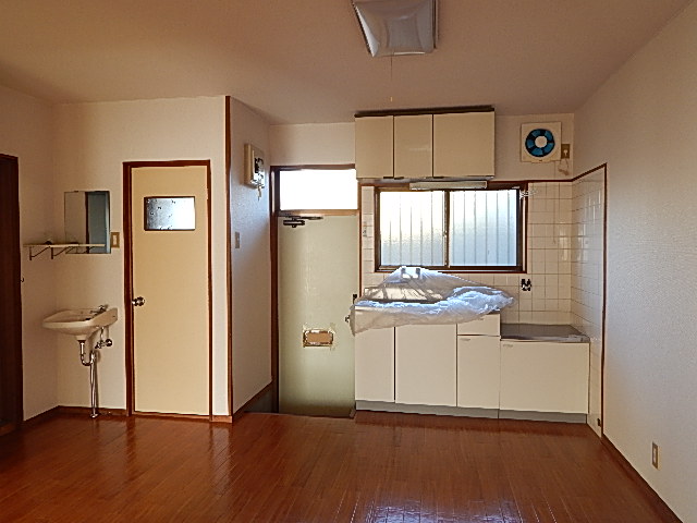 Living and room. It entered the front door, There is immediately kitchen