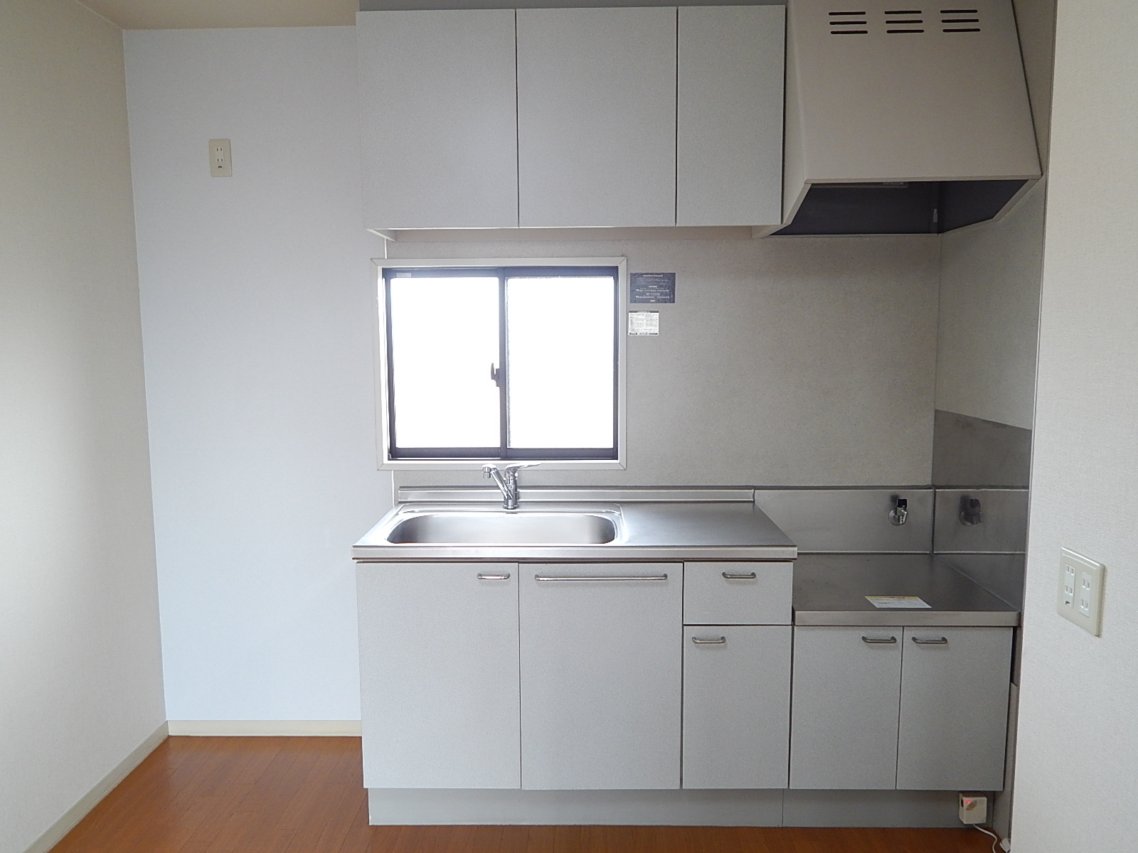 Kitchen. Ventilation also comes with a gas stove installation permitted Window ◎