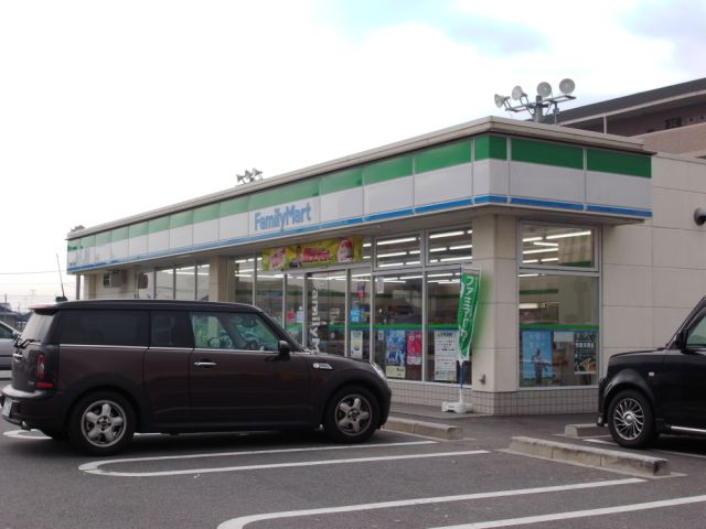Convenience store. 2900m to Family Mart (convenience store)