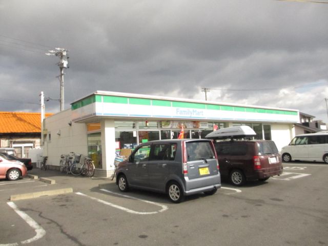 Convenience store. 630m to Family Mart (convenience store)