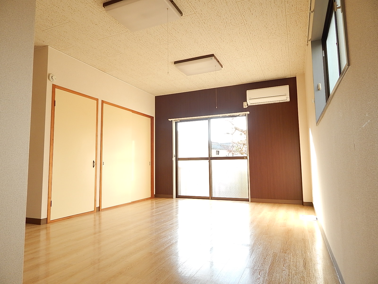 Living and room. Brown accents cross a nice room ・  ・  ・