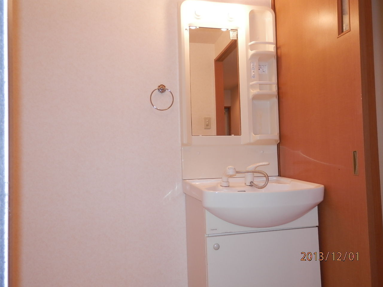 Washroom. Bright is a wash basin ☆