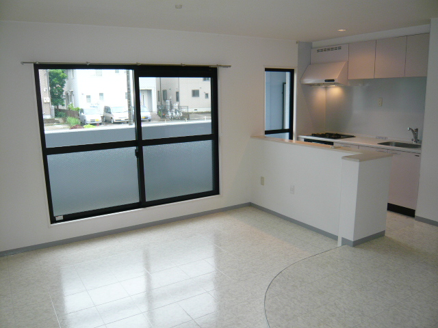 Living and room. Facing south in sunny ・ Good spacious living 15 quires easy-to-use ☆