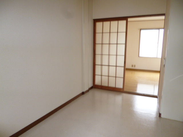 Living and room. This south-facing property ☆ Sunny