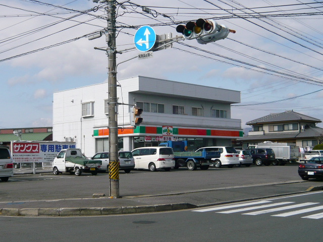 Convenience store. Thanks Suzuka plain store up (convenience store) 563m