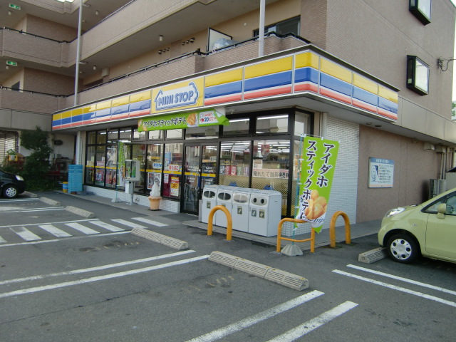 Convenience store. MINISTOP Suzuka Nakaejima the town store (convenience store) up to 95m