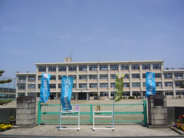 Primary school. 1300m until the Municipal Sakae elementary school (elementary school)