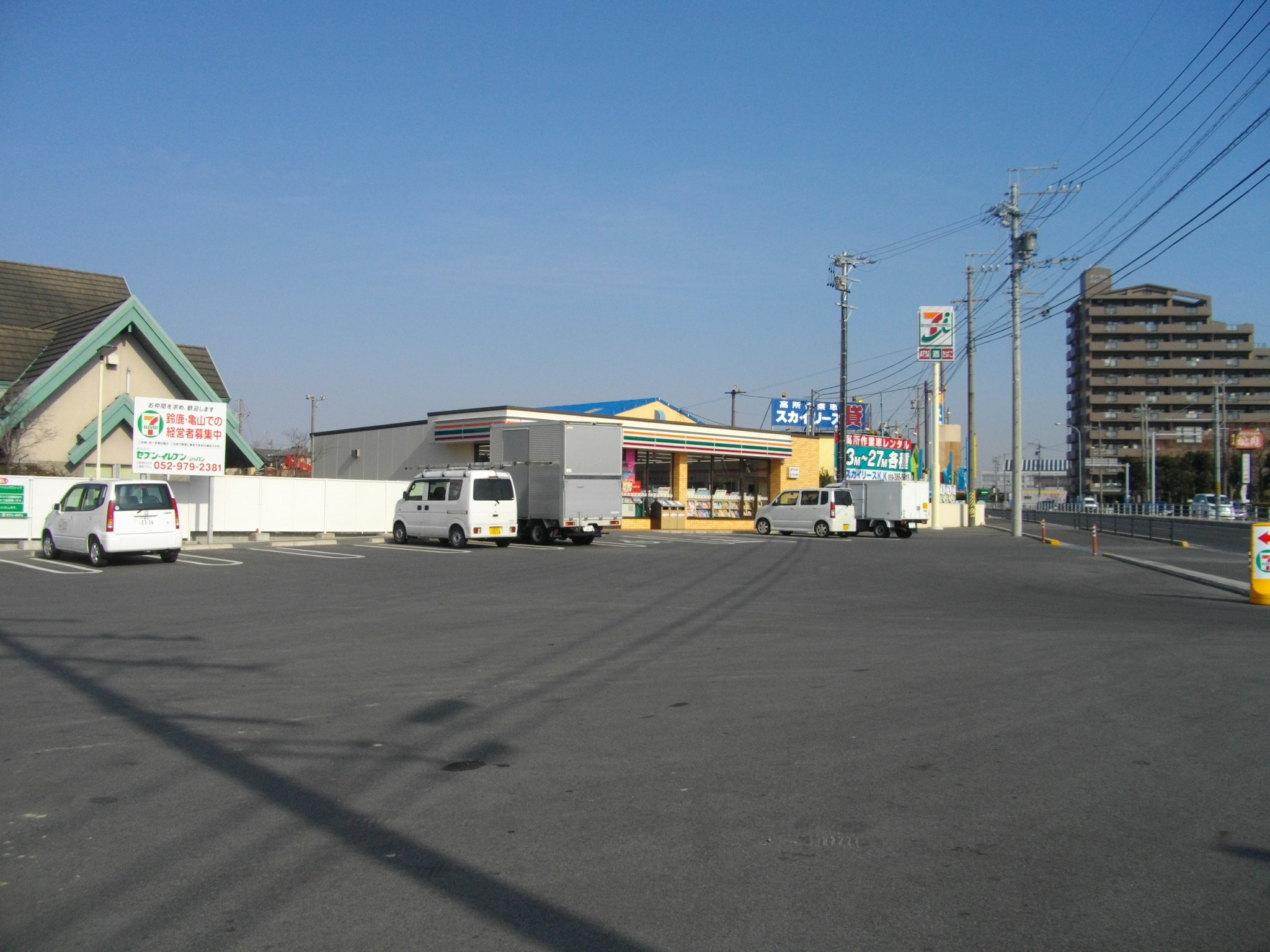 Convenience store. Seven-Eleven Suzuka Ejima-cho store (convenience store) to 625m