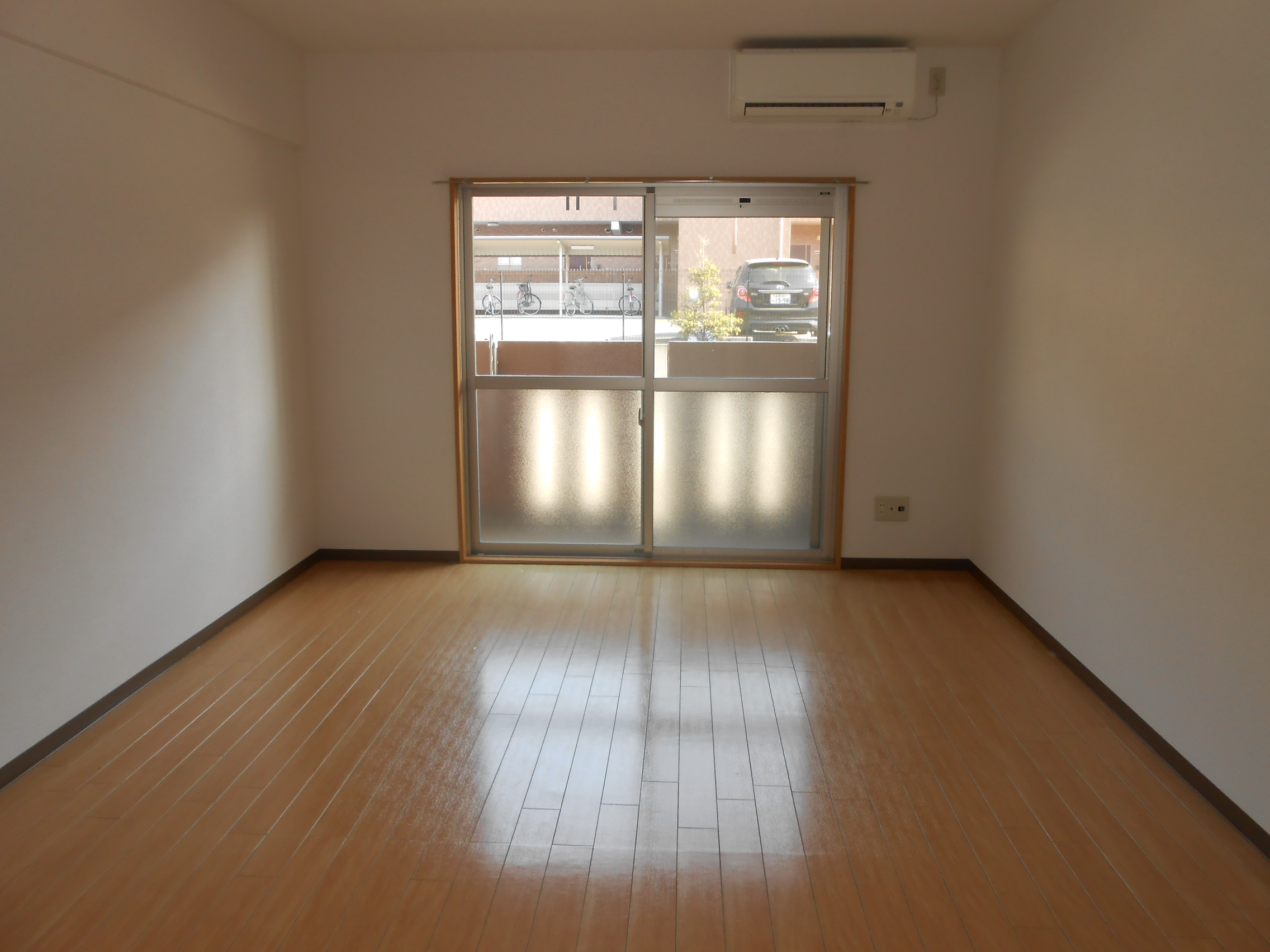 Living and room. Spacious 9.6 tatami rooms