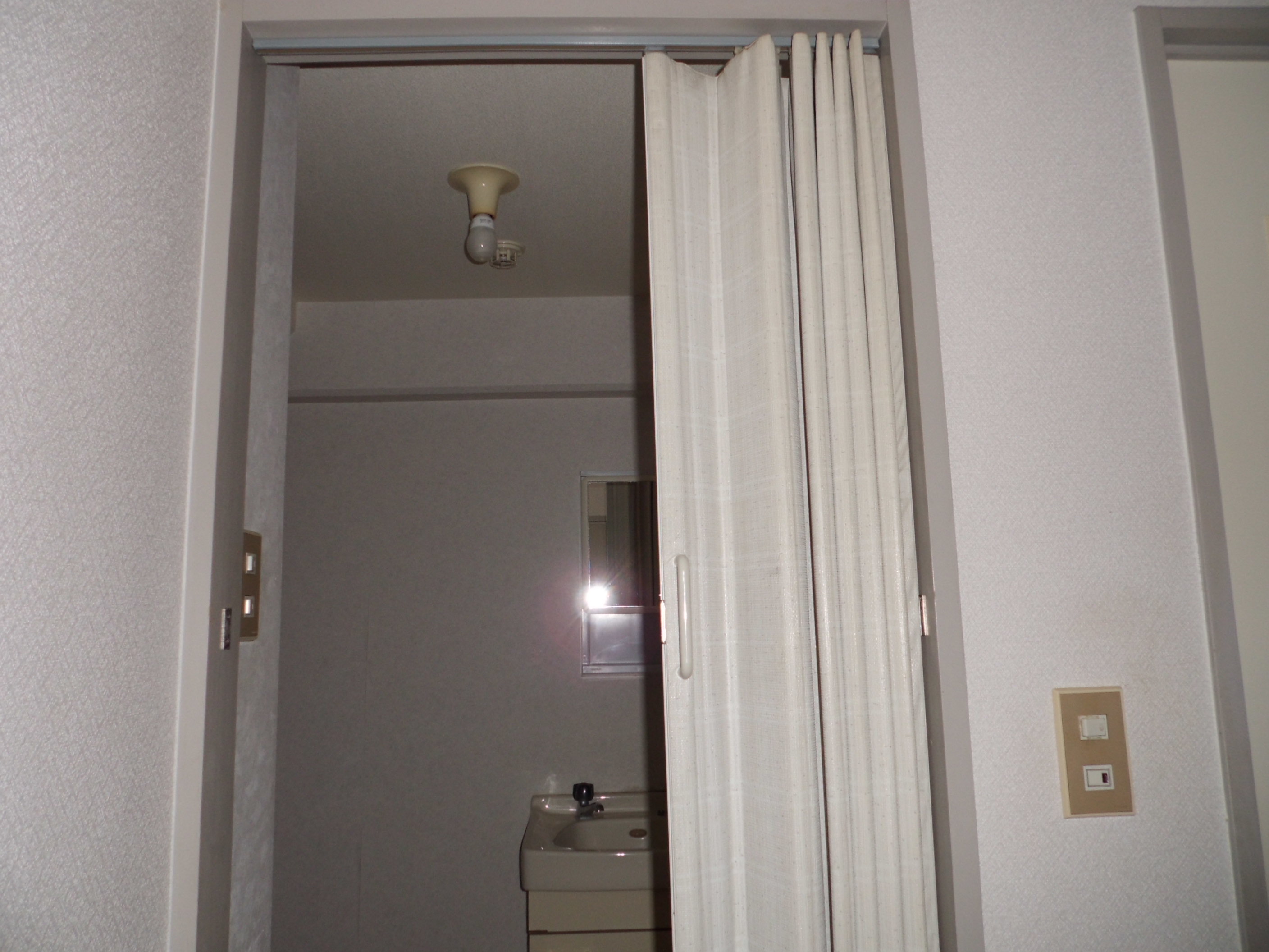 Washroom. It is with curtain (No. 103 room)