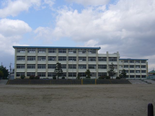 Primary school. Municipal Ino up to elementary school (elementary school) 2400m