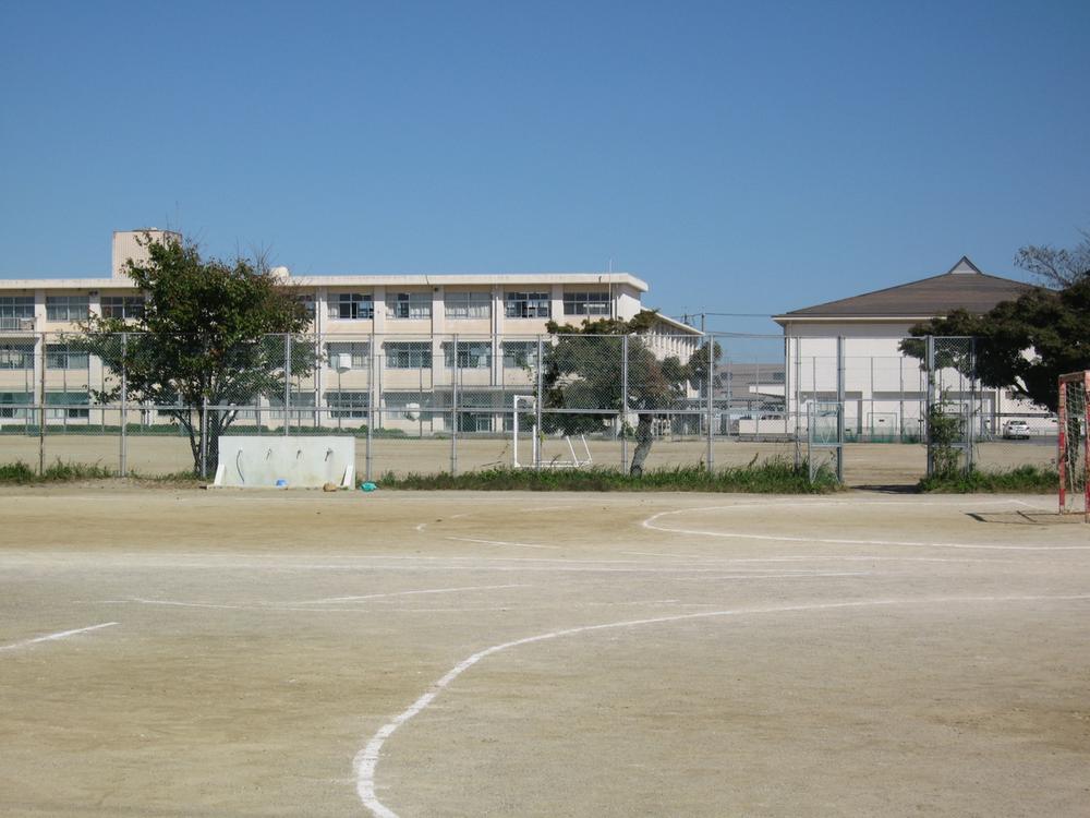 Junior high school. 2000m walk 25 minutes to the milt junior high school