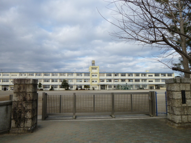 Primary school. 800m to Makita (elementary school)