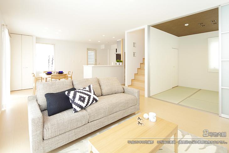 Living.  [No. 2 place] [Introspection Photo] 2013 August shooting  ※ Photos furniture ・ Such as furniture are not included in the price. 