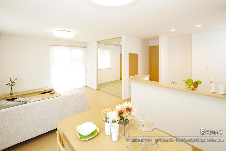 Non-living room.  [No. 5 areas] [Introspection Photo] 2013 August shooting  ※ Photos furniture ・ Such as furniture are not included in the price. 