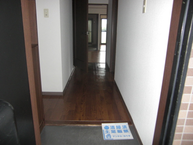 Entrance. Brightly, Wide is the entrance (3A Room No.)