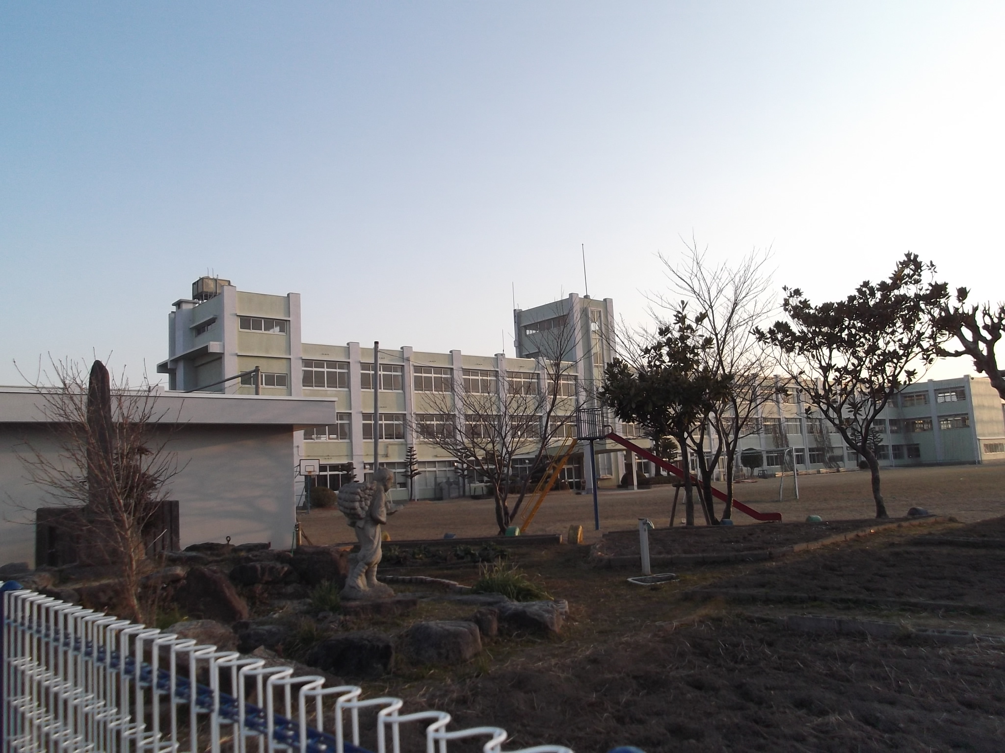Primary school. 1085m to Suzuka Ritcho thick elementary school (elementary school)