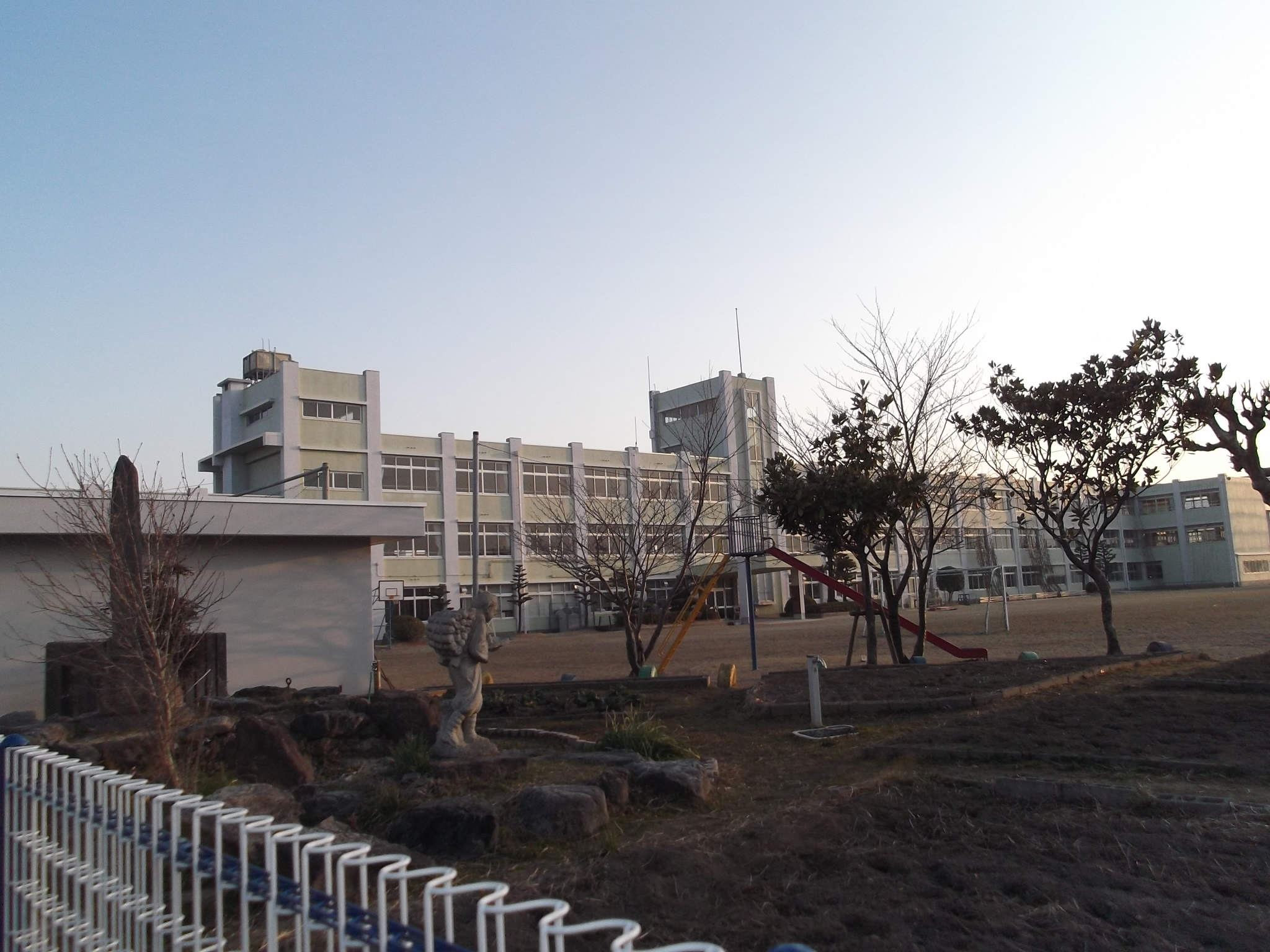 Primary school. 1129m to Suzuka Ritcho thick elementary school (elementary school)