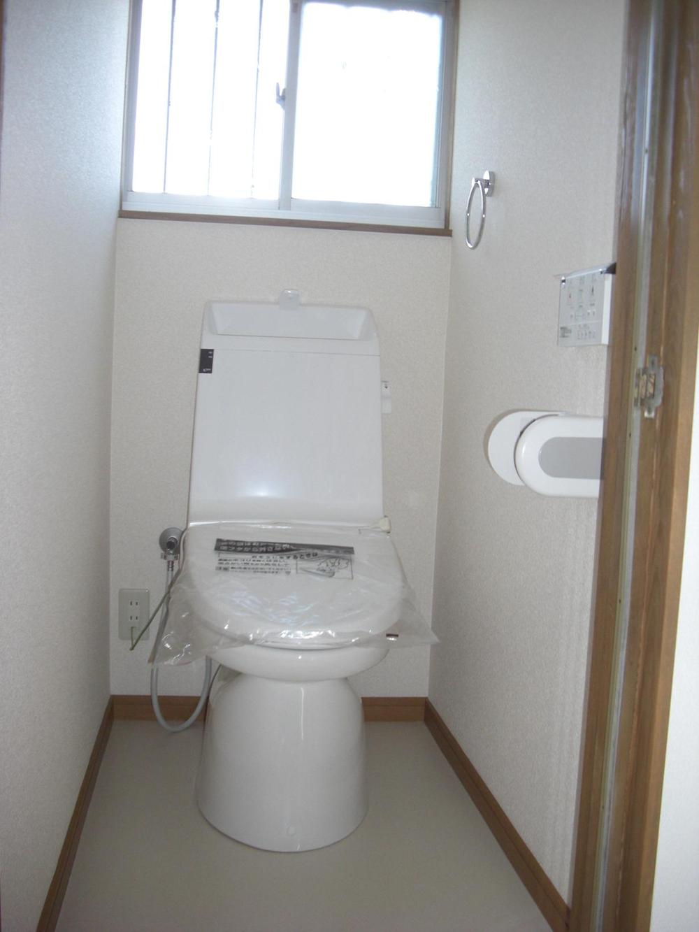 Toilet.  ■ Toilet with hot water cleaning toilet seat