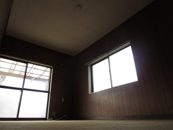 Non-living room. It will be in the parking space side, 1F is a Western-style room