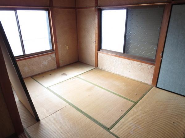 Non-living room. 2F Japanese-style room, 2F is between 6-mat Japanese-style room are two