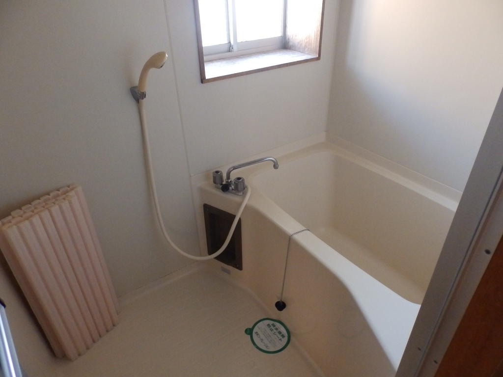 Bath. Also bright ventilation with windows ◎