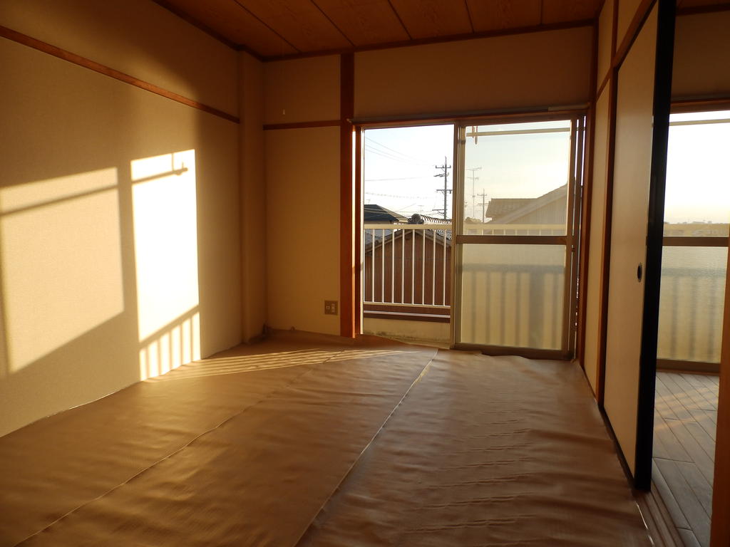 Living and room. Sunshine plenty of Japanese-style room