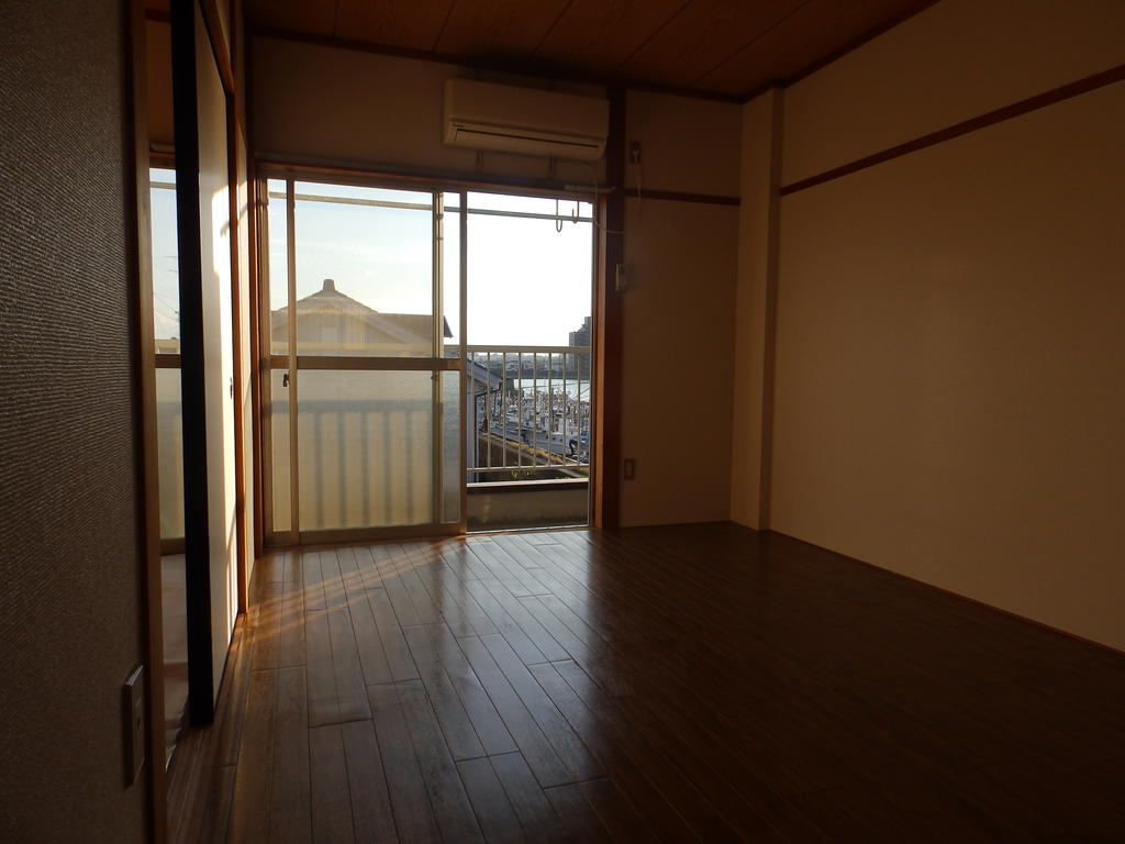Other room space. Sunshine plenty of Western-style