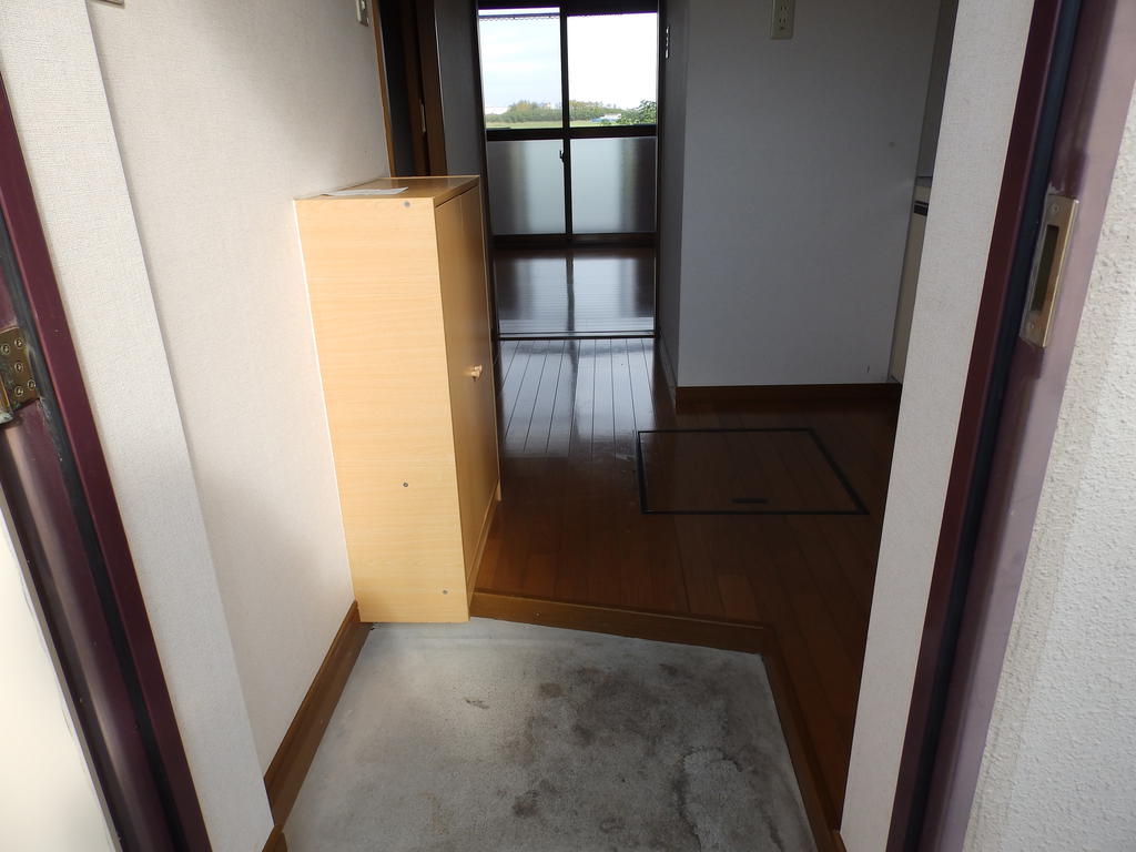 Entrance. It is the entrance with a shoebox ☆