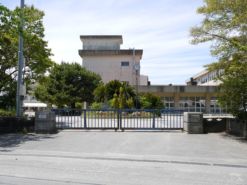 Primary school. Tsushiritsu Shiratsuka up to elementary school (elementary school) 937m