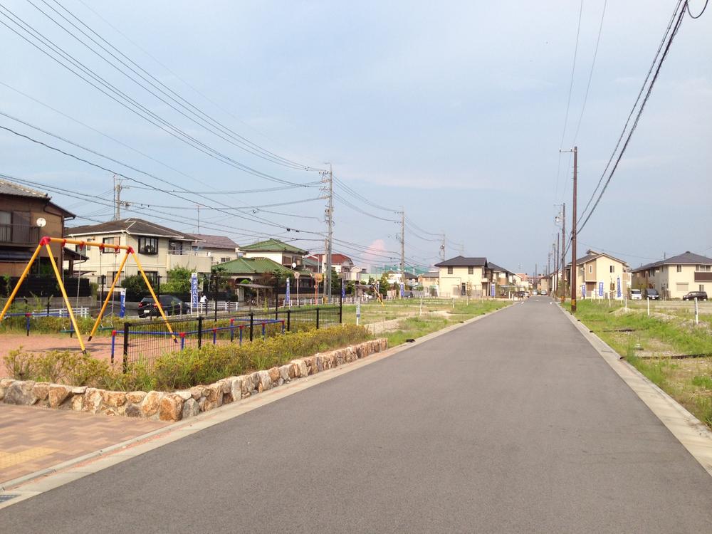 Local photos, including front road. Road width is also widely, Because it is in good condition, Town within easy will also drive a car. 