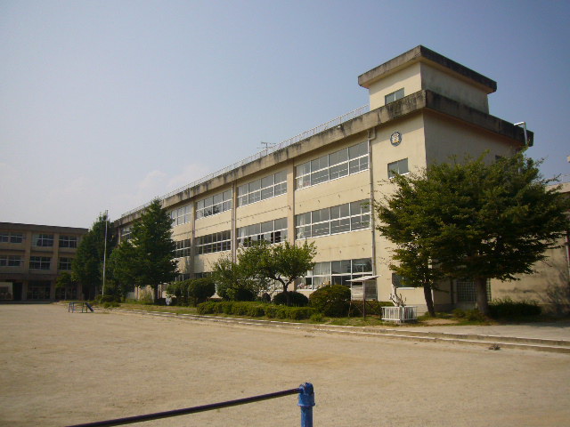 Primary school. Tsushiritsu Shiratsuka up to elementary school (elementary school) 1409m
