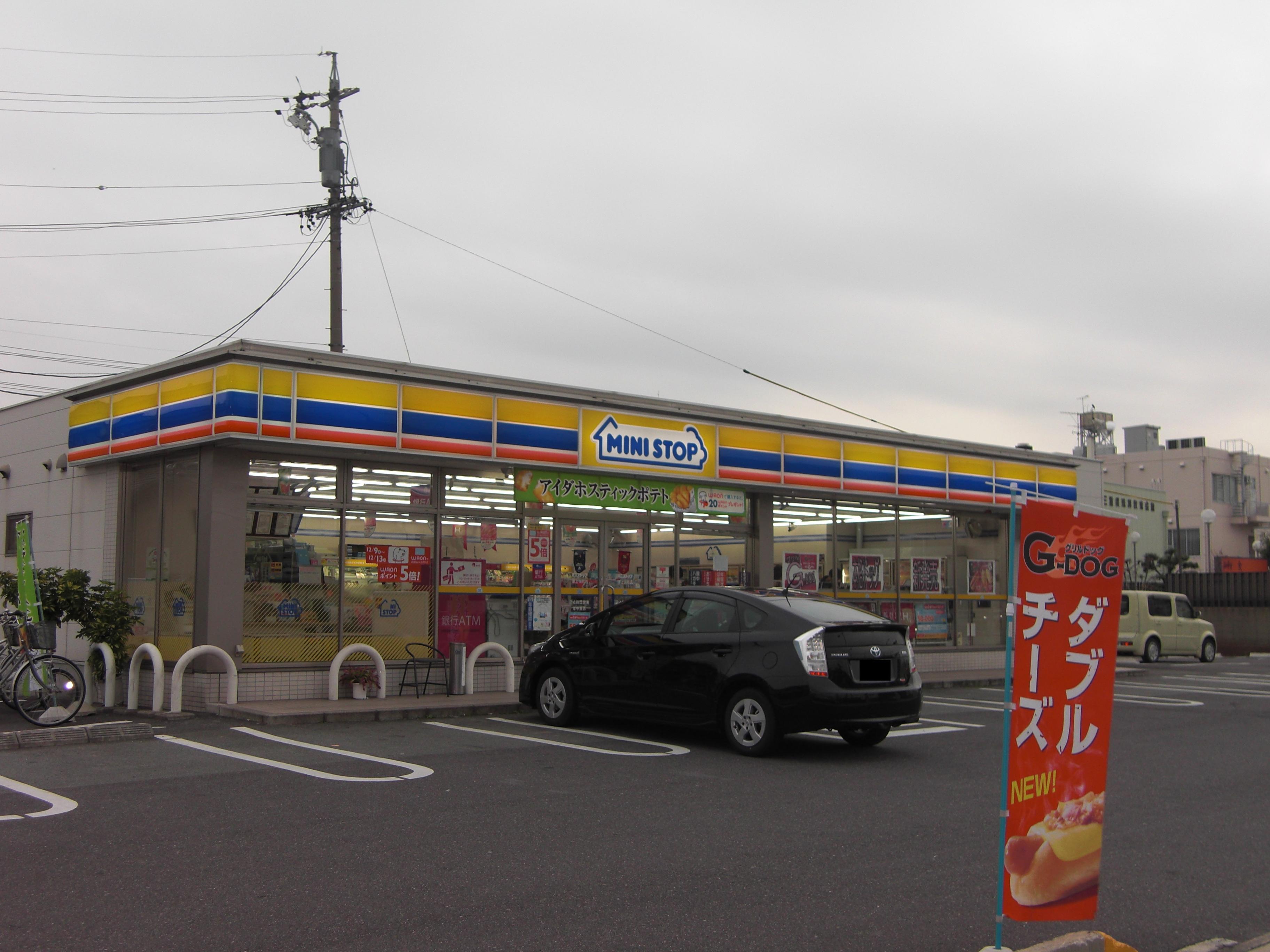 Convenience store. MINISTOP Tsu Kamihama the town store (convenience store) to 439m