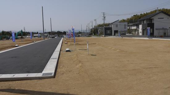 Local photos, including front road. Since the front road width is also available 6m car of passing also not worried. Height difference between the road is also not well-ventilated land. 