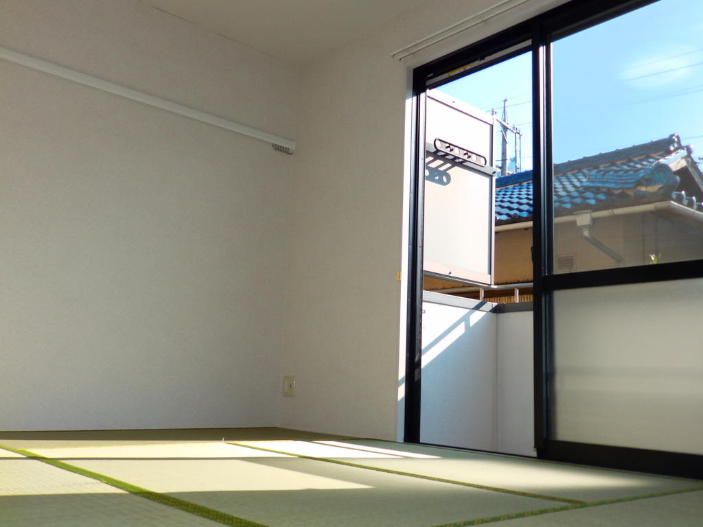 Other room space. Relaxing and Golon Japanese-style room