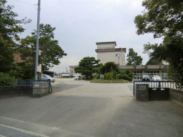 Primary school. Municipal Shiratsuka up to elementary school (elementary school) 2500m