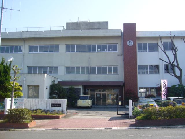 Primary school. Municipal Chisatogaoka up to elementary school (elementary school) 920m