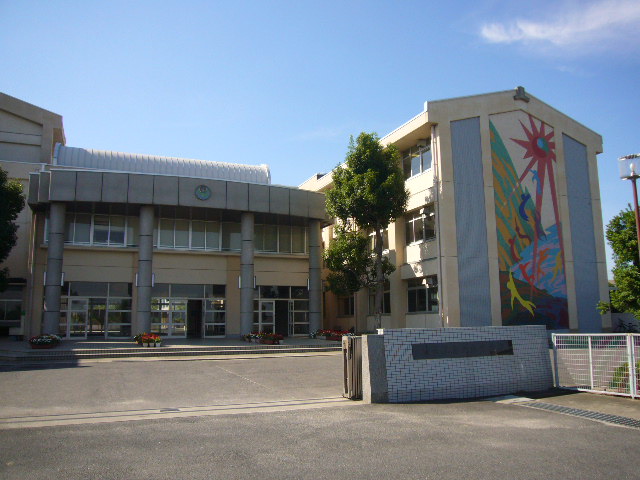 Junior high school. Tsushiritsu Minamigaoka 745m up to junior high school (junior high school)