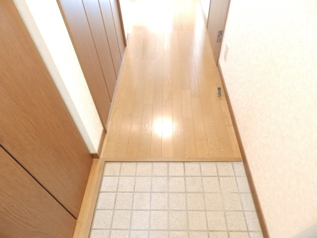 Entrance. Easy-to-use front door (# ^. ^ #) With cupboard