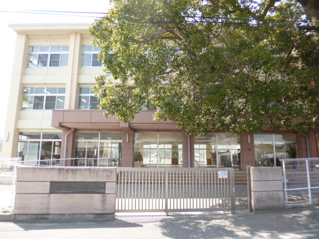 Primary school. Tsushiritsu Kuriha up to elementary school (elementary school) 2095m