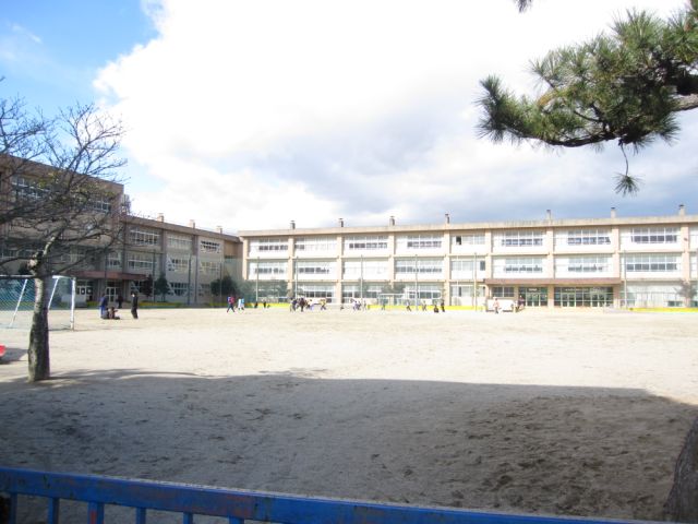 Primary school. Municipal Ikuo up to elementary school (elementary school) 410m