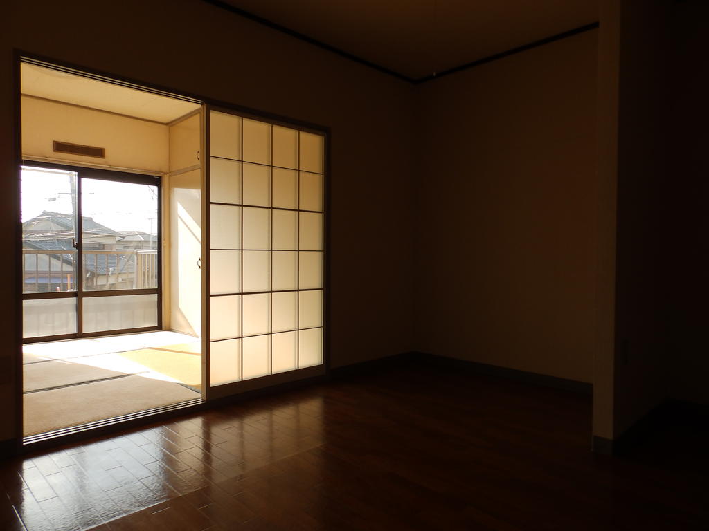 Other room space. Sliding door of glass does not block the light ◎