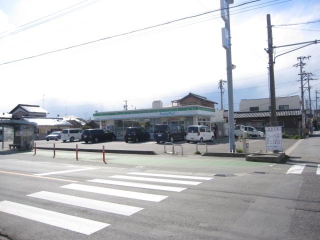 Convenience store. 1500m to Family Mart (convenience store)