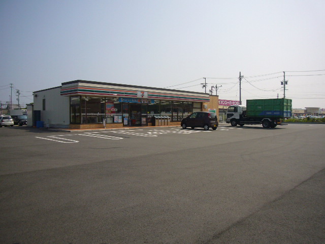 Convenience store. Seven-Eleven Tsu Kawage Ueno store up (convenience store) 662m